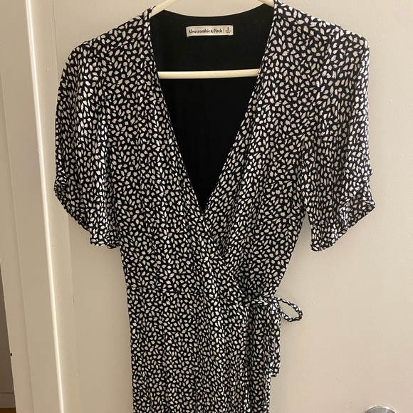 Abercrombie & Fitch Dresses & Skirts - Abercrombie & Fitch ruffle hem wrap dress